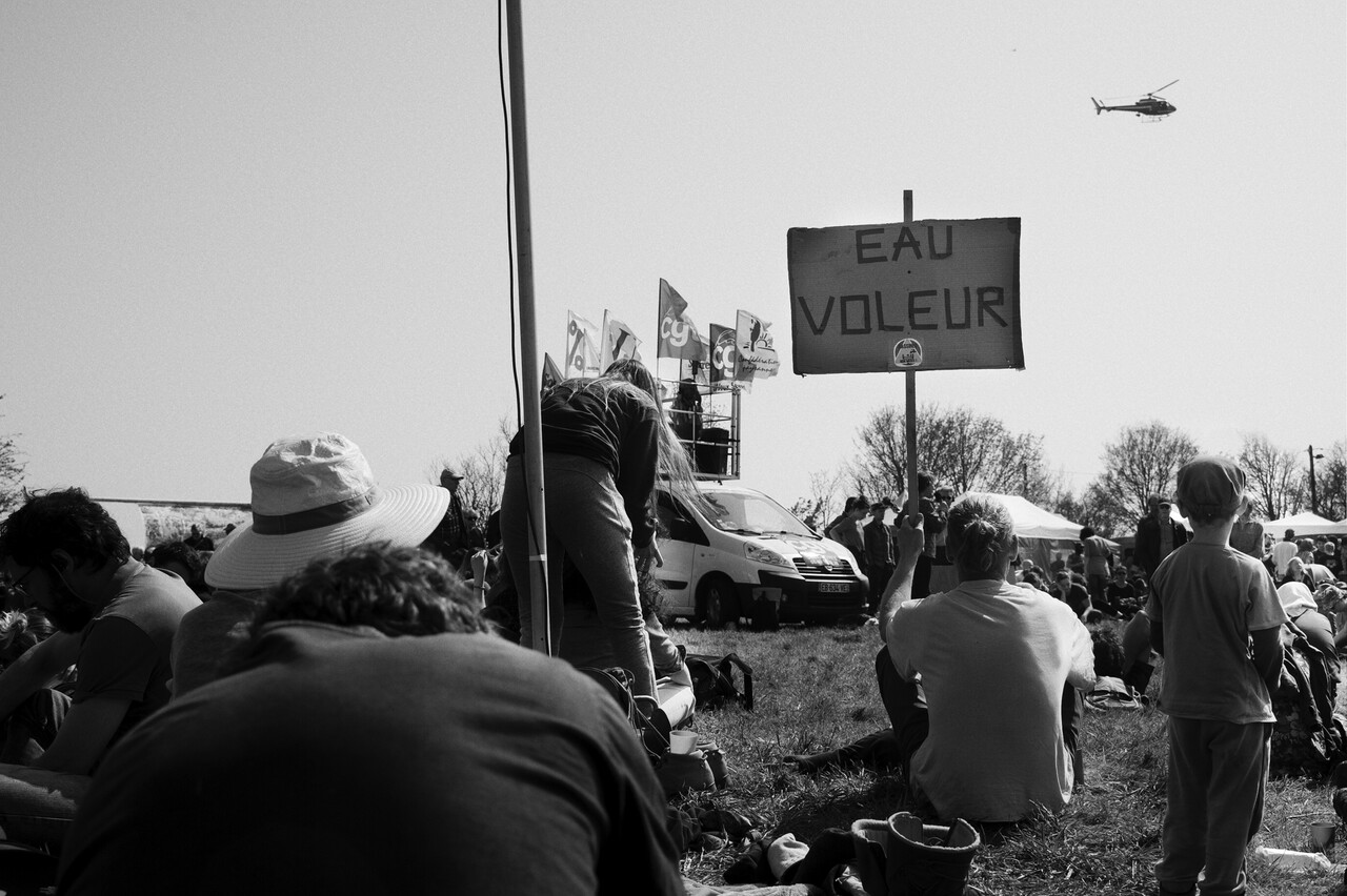 LES VOLEURS D'EAU <br>Les projets de bassines sont clairement une menace pour la population et pour l'agriculture paysanne, comme pour les paysages et la biodiversité. Leur unique raison d’être consiste à maintenir coûte que coûte l’irrigation intensive de monocultures destinées, pour l’essentiel, à alimenter la spéculation sur les marchés internationaux et les usines de méthanisation.<br>
