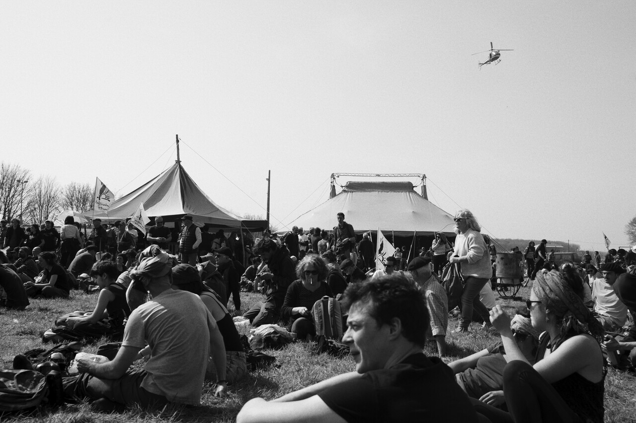 LE GRAND CHAPITEAU <br>Face aux accapareurs et aux bétonneurs d'espaces, partout, les résistances se multiplient, et ce printemps maraîchin est à n'en pas douter de celles qui feront date. Plus de 7 000 personnes sont venues des quatre coins du pays pour s'opposer à la privatisation de l'eau, enjeu majeur de la transition écologique. Toutes et tous sont venus pour défendre l’ensemble du vivant et l'environnement contre les prédations industrielles généralisées.<br>