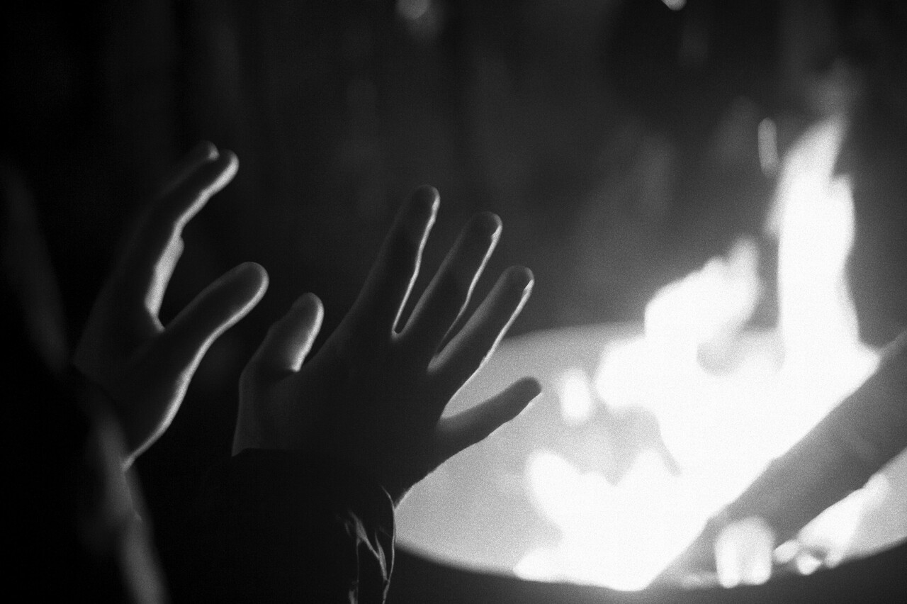 MAINS INVISIBLES <br>Et puis surtout nous avons essayer de rêver à un monde sans profits, ni lobbies qui étouffent, où la main invisible serait enfin celle du don, de la répartition et de la fraternité. Et d'autres chants alors ont envahis <br />
la nuit...<br>