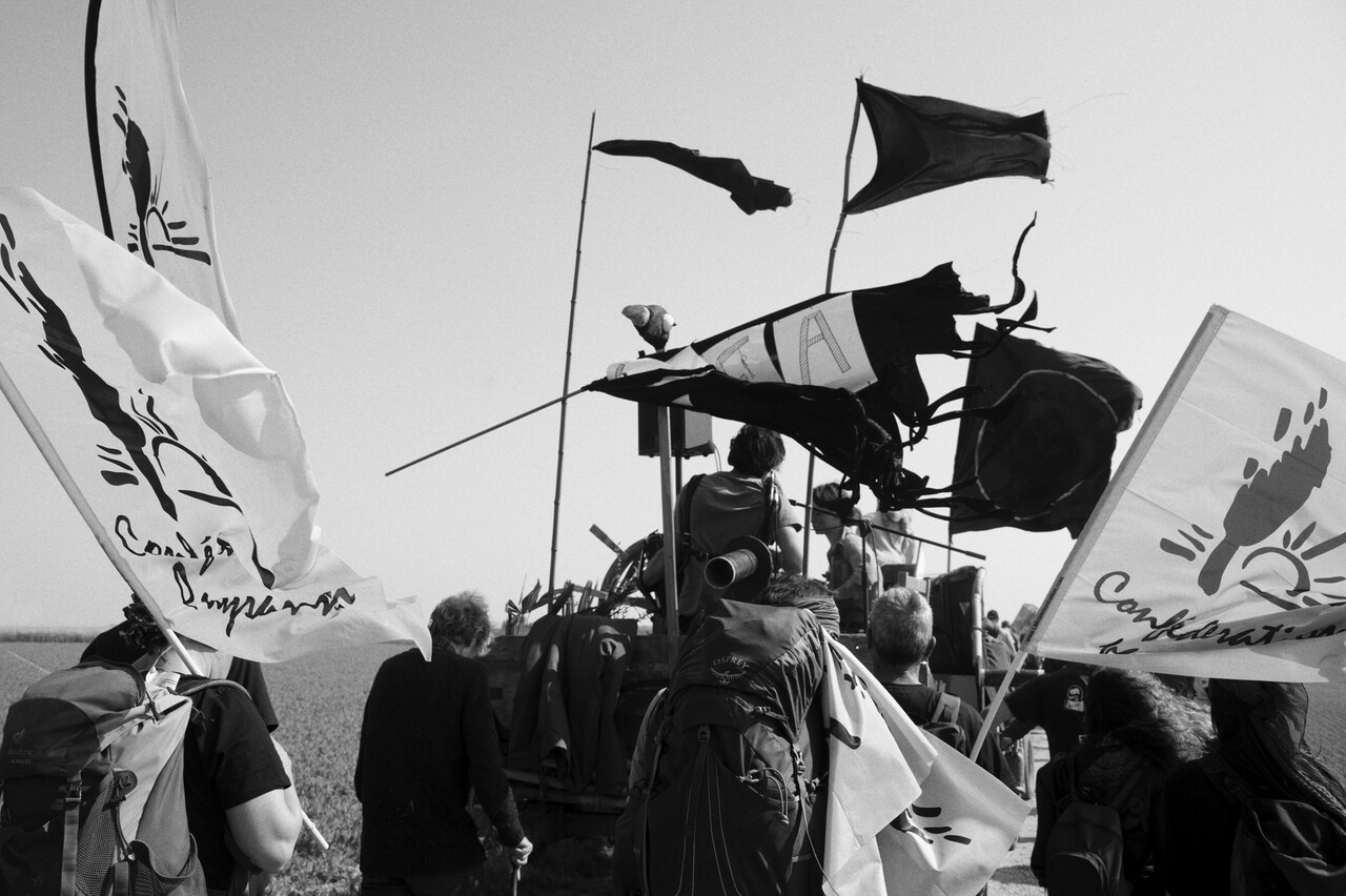 A TRAVERS CHAMPS <br>La marche doit conduire à l'emplacement d'une future bassine, nommée SEV5, sur les terres du président de la FNSEA lui-même ! La chaîne humaine doit se déployer en un rectangle immense pour symboliser le périmètre de la future retenue d'eau sur le plateau. Puis une action de désarmement est prévue dans le secret bien gardé de ceux qui connaissent les caprices de la terre !<br>