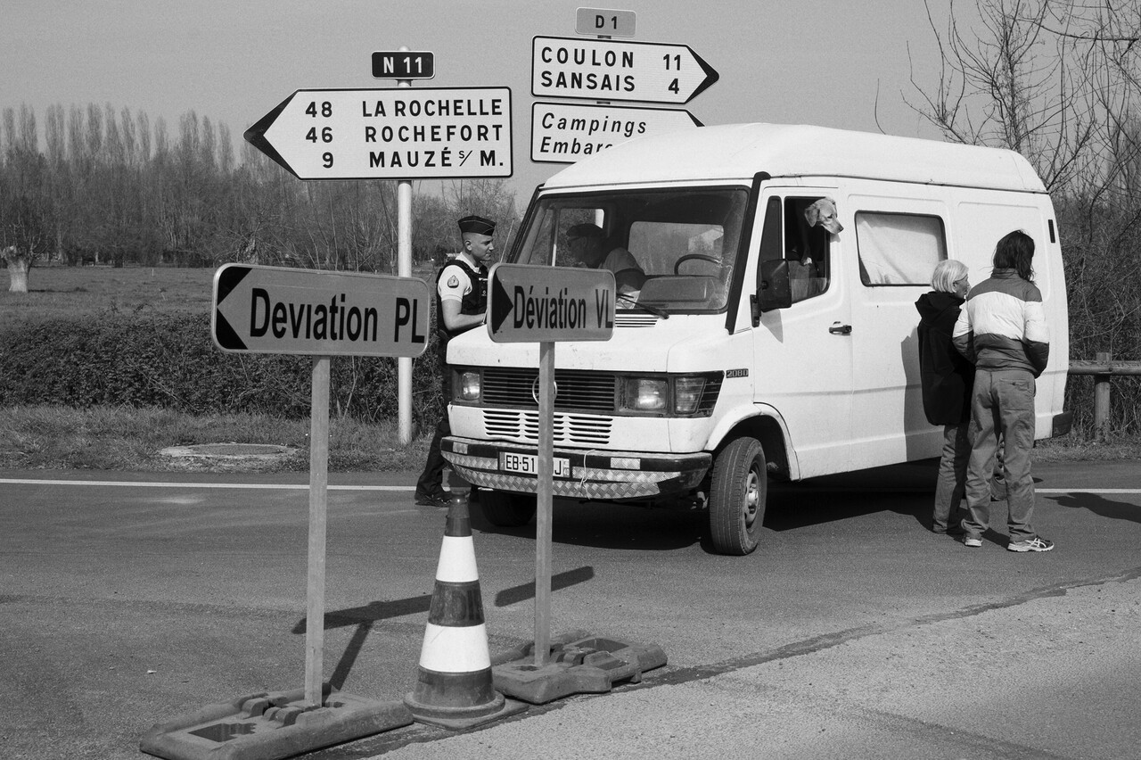 BARRAGE FILTRANT <br>Après l’échec des pseudo-concertations sous forme de protocoles et de recours par dérogations, la collusion entre les agro-industriels, les syndicats majoritaires et le gouvernement est aujourd’hui limpide. <br />
L'important dispositif de gendarmerie déployé sur les routes pour bloquer la zone et le rassemblement en témoigne !<br>