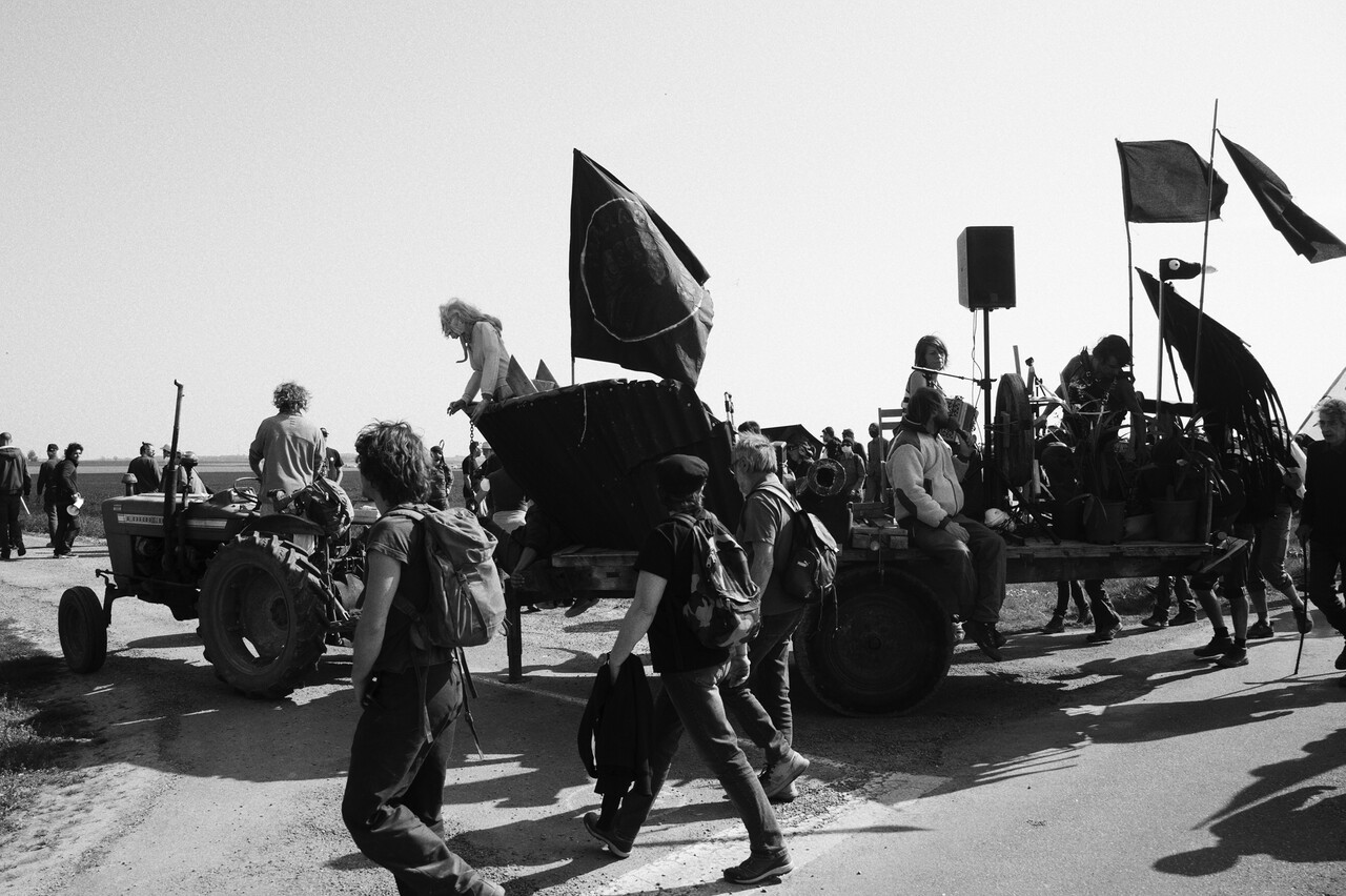 LE CONVOI <br>Ce sont des collectifs citoyens, des paysan.ne.s en lutte et des habitant·es en colère, attaché.e.s à leurs territoires, leurs bocages, leurs forêts, leurs villages, leurs rivières. Ils ne veulent plus de ces aménageurs d'espace qui arrivent avec des valises pleines de concept et d'idées mortifères pour la nature et le vivant.<br>