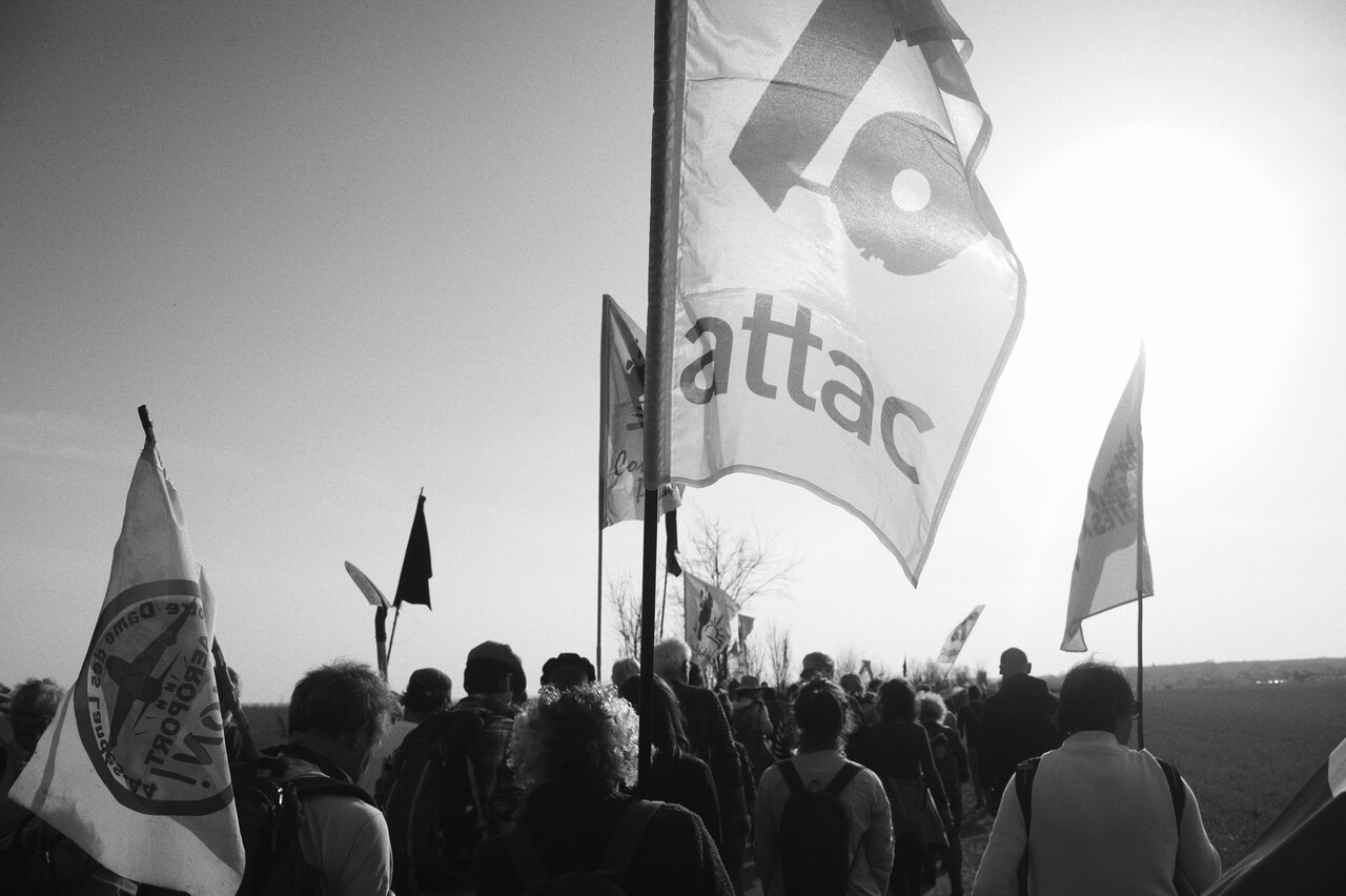 LA VICTOIRE EN CHANTANT <br>Et puis l'ivre cohorte a rejoint les tracteurs et les autres exploitants de la zone interdite. Car contrairement à ce qui était annoncé, la rencontre entre les activistes et le monde paysan, lui aussi engagé dans le changement, a eu lieu et a pu converger vers le point de ralliement et les grands chapiteaux de la zone à défendre.<br>