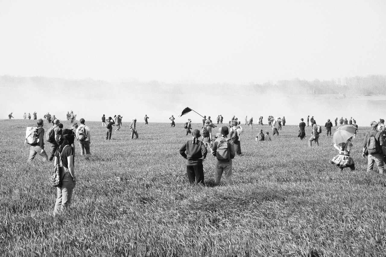 FUMIGÈNES <br>Depuis longtemps, l'économie nous a séparé·es de la terre pour en faire un marché. Erreur fatale qui nous mène droit au désastre. La terre n'est pas du capital, elle le paysage, le vivant, les saisons. Elle est le monde fini que nous habitons et qui pourtant est en passe d'être englouti par la voracité extractiviste de nos sociétés productivistes. Après avoir asservi les communs, le marché capitaliste et ses institutions précipitent désormais le ravage de la biodiversité, le bouleversement climatique et l'atomisation sociale.<br>