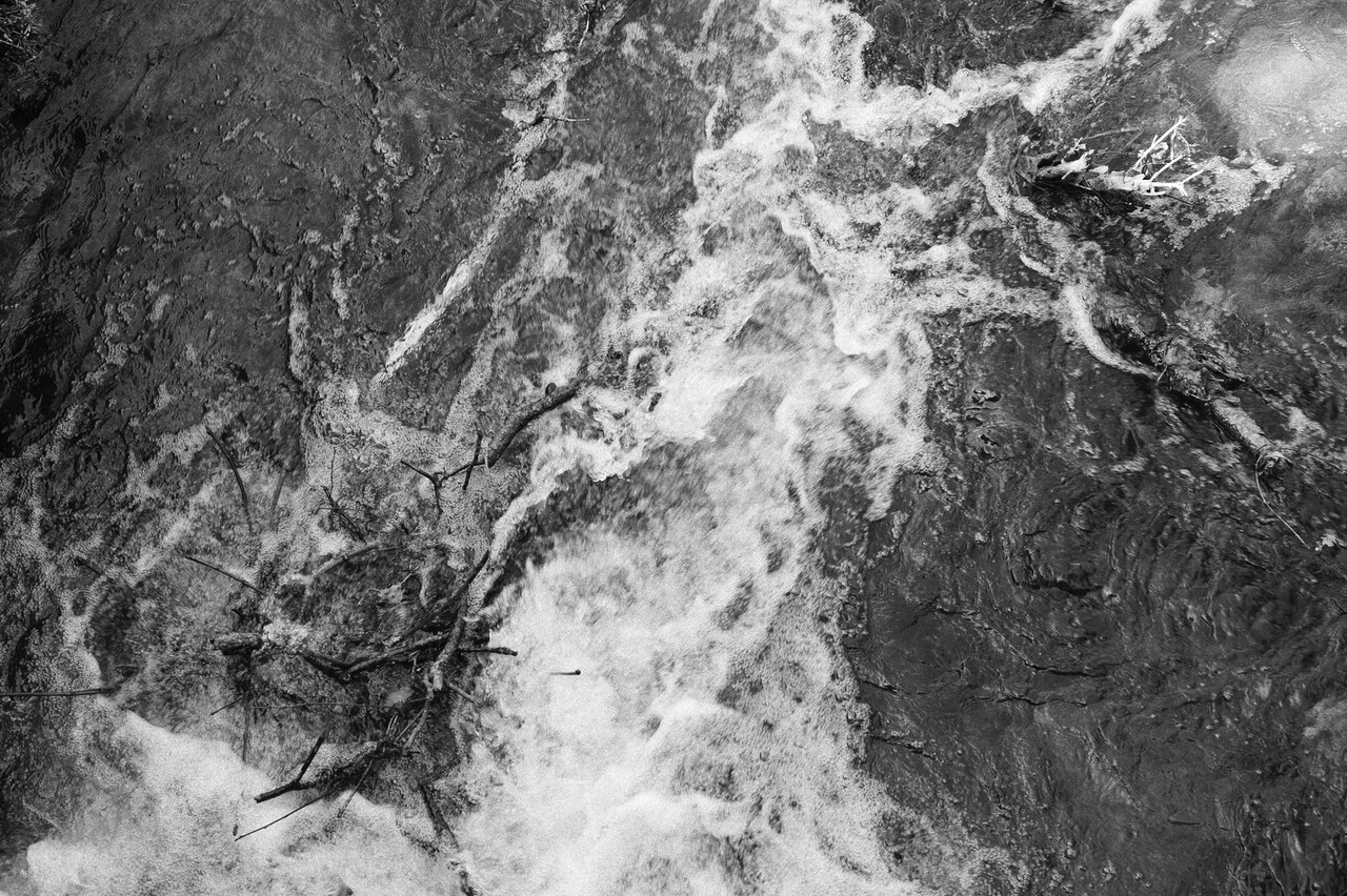 L'EAU BIEN COMMUN <br>Ici, les industriels ont décidé de privatiser l'eau à grande échelle et sans concertation. Avec le soutien actif de l’État, des dizaines d'ouvrages de stockage hydraulique (les mega-bassines) menacent d’être construits sur les communes d'Épannes et de Mauzé-sur-le-Mignon, qui, par pompage, vont assécher les villages, les puits et les cours d'eau alentour, au profit de quelques uns, et contre l'intérêt de tous.<br>