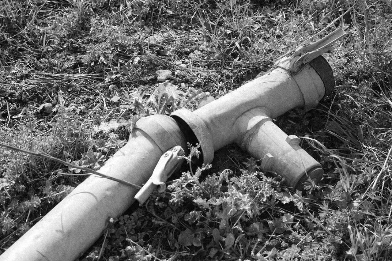 L'ANGUILLE <br>C'est le nom que donnent ici les militants à ce réseau de tuyaux qui parcourent la terre, enfouis en sous-sol sur plusieurs kilomètres. Ces canalisation détourne en toute opacité les droits d'eau et d'irrigation afin de concentrer les volumes vers les mega-bassines, qui soit disant, nous dit-on, sont remplies par l'eau de pluie. Le mensonge est lui aussi immense !<br>