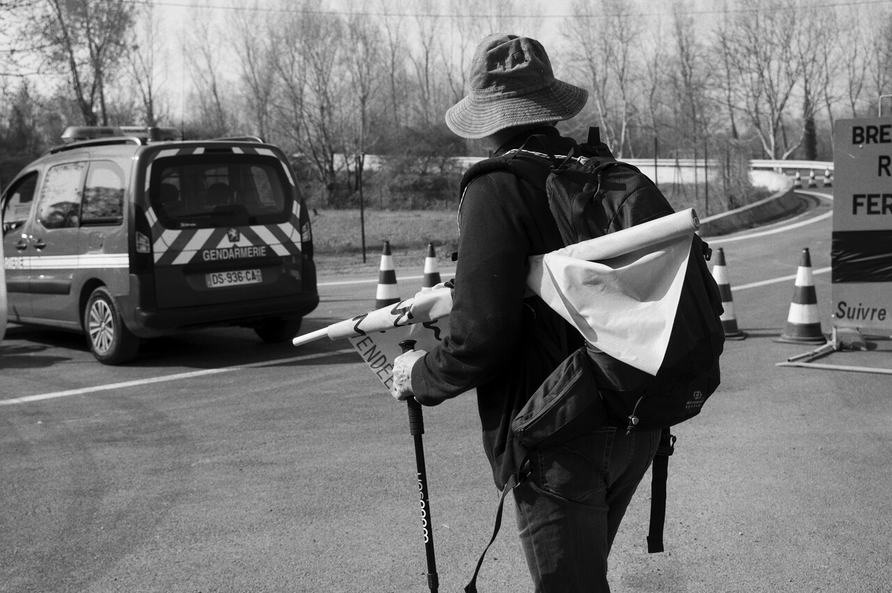 LA LONGUE MARCHE <br>Militants, musiciens, citoyens, abandonnent les voitures et partent à pied pour rejoindre les festivités. Dans le bocage, les escadrons de gendarmerie protègent les fermes et les parcelles de gros exploitants qui se sentent menacés. Et un hélicoptère patrouille dans le ciel bleu du printemps qui revient.<br>