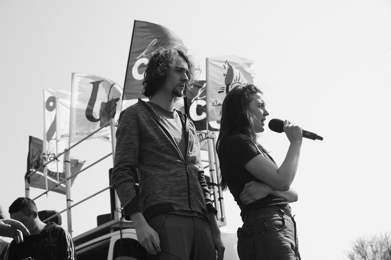 LA JEUNESSE VENT DEBOUT <br>Beaucoup de jeunes ont grandi avec la catastrophe écologique et le mur de la précarité comme unique horizon. Pourtant cette jeunesse est profondément traversée par un désir croissant de déserter la vie rentabilisée que les planificateurs organisent en tout. Ils et elles imaginent d'autres alternatives, d'autres façon de cultiver, d'autres façon de consommer, d'autres façon d'habiter les campagnes et les villes. Depuis longtemps déjà leur lutte porte sur des revendications de liberté contre l'état d'urgence permanent, les violences policières, le racisme, le sexisme, et maintenant contre l'urgence climatique et son apocalypse annoncée.<br>